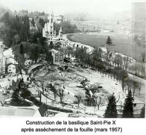 Lourdes 1957 construction de la Basilique St Pie X